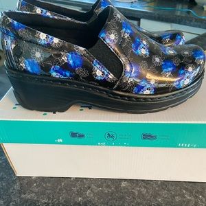Klogs excellent shape. Size 8